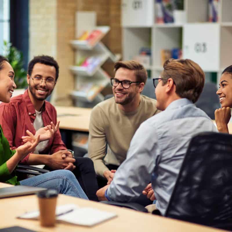 Oficina con soluciones de atención telefónica con IA para diferentes sectores